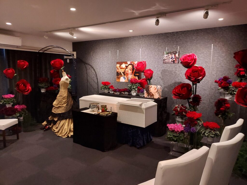 大輪の薔薇を配した葬儀風景